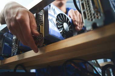 Erkek el cryptocurrency çıkarım için çiftlik kurma