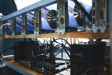 Çiftlik grafik kartları raflarda incelemesi kripto para birimleri için