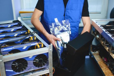 Erkek el kutusundan, bitcoin madencilik çiftliği kurma kavramı paket içinde ekran kartı yaptırmayı