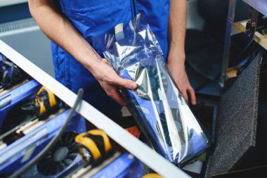 Erkek el paketinden, kavram bitcoin madencilik çiftliği kurma ekran kartı yaptırmayı