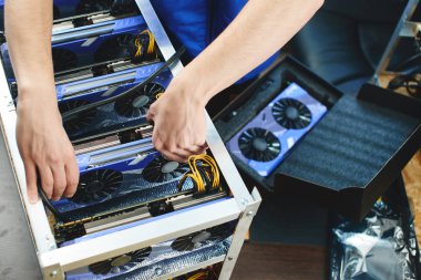 Genç adam bitcoin incelemesi için ekran kartları çiftlikte kurma