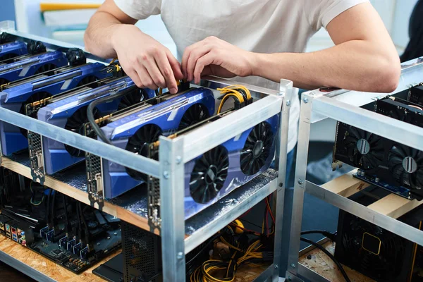 Trabajador Que Comprueba Granja Para Extracción Criptomoneda Laboratorio — Foto de Stock