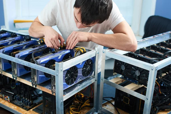 Trabajador Que Comprueba Granja Para Extracción Criptomoneda Laboratorio — Foto de Stock