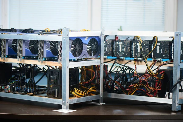 bitcoin cryptocurrency incelemesi için ekran kartları ile raflar