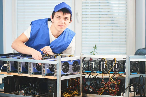 Young Man Uniform Leaning Farm Extraction Cryptocurrency Office — Stock Photo, Image