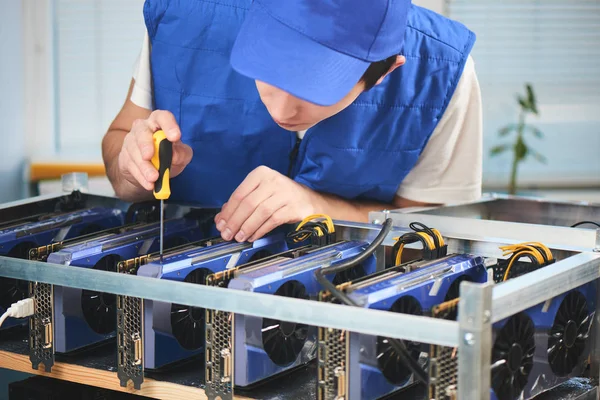  tornavida tutan ve cryptocurrency çıkarım için çiftlik kurma işçi
