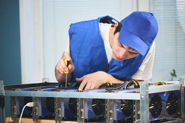 Worker Holding Screwdriver Setting Farm Extraction Cryptocurrency — Stock Photo, Image