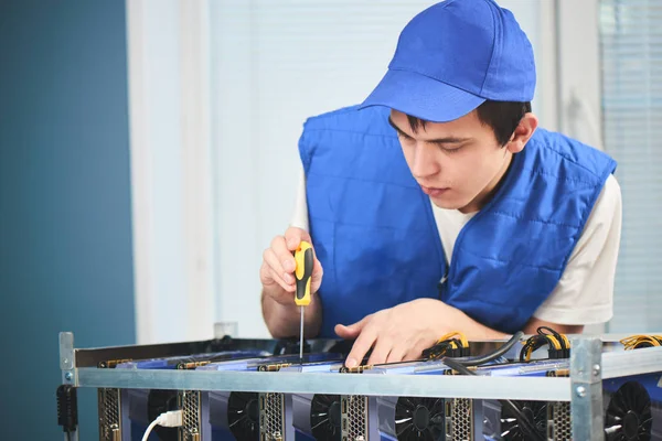  tornavida tutan ve cryptocurrency çıkarım için çiftlik kurma işçi