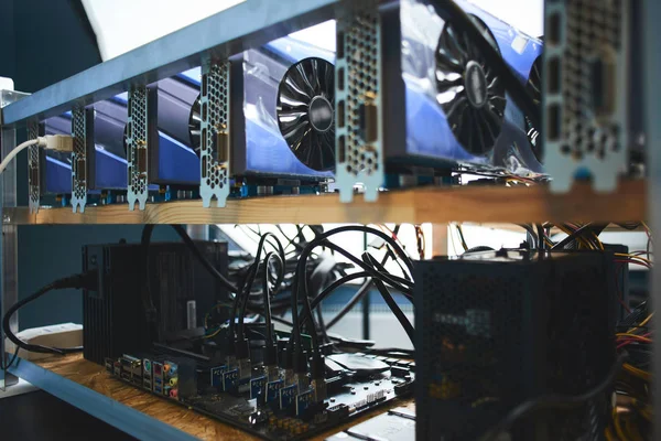 Çiftlik grafik kartları raflarda incelemesi kripto para birimleri için