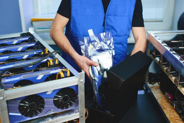 Erkek el kutusundan, bitcoin madencilik çiftliği kurma kavramı paket içinde ekran kartı yaptırmayı