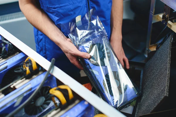 Erkek el paketinden, kavram bitcoin madencilik çiftliği kurma ekran kartı yaptırmayı