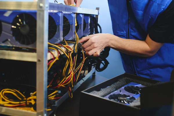 Young Man Setting Farm Video Cards Bitcoin Mining — Stock Photo, Image