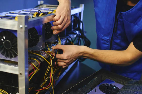 Joven Creación Granja Tarjetas Vídeo Para Minería Bitcoin — Foto de Stock