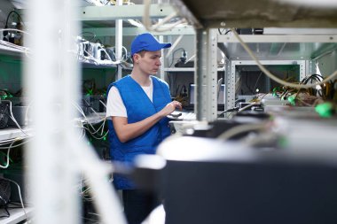 dizüstü ekipman için araştırma cryptocurrency çiftliğinde ile ayakta işçi 