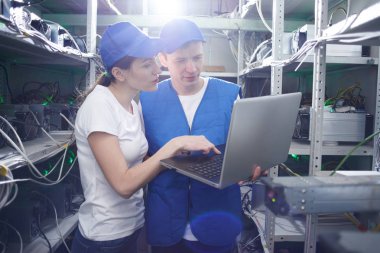 birlikte bitcoin araştırma Çiftliği'nde çalışan dizüstü bilgisayar ile işçi ve bilgisayar mühendisi