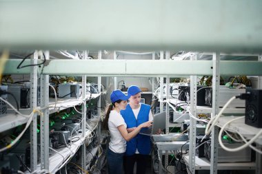 birlikte bitcoin araştırma Çiftliği'nde çalışan dizüstü bilgisayar ile işçi ve bilgisayar mühendisi