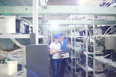 Adam kadın stajyer çıkarım kripto para birimleri, bitcoin incelemesi kavramı için çiftliğinde öğretim