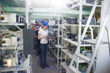 kadın bilgisayar mühendisi çalışma üstünde laptop meslektaşım çiftlik çıkarım kripto para birimleri, bitcoin incelemesi kavramı için kontrol ederken