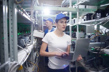 kadın bilgisayar mühendisi çalışma üstünde laptop meslektaşım çiftlik çıkarım kripto para birimleri, bitcoin incelemesi kavramı için kontrol ederken