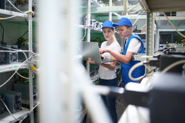 Adam kadın stajyer çıkarım kripto para birimleri, bitcoin incelemesi kavramı için çiftliğinde öğretim