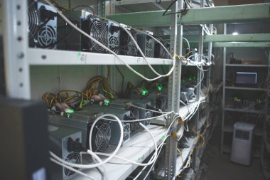 Grubu ile bitcoin cryptocurrency incelemesi için donatım  