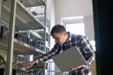 yoğun çalışan dizüstü incelemesi cryptocurrency çiftlik ayarlanırken holding 