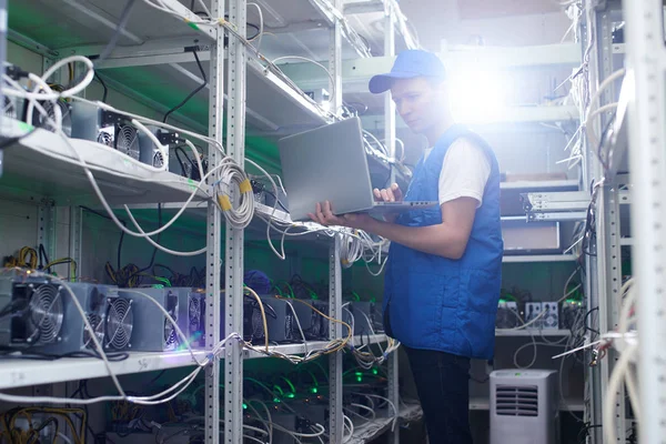 Bitcoin araştırma grubu laboratuvar kontrol işçi