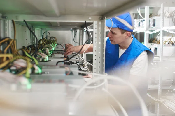 Bitcoin araştırma grubu laboratuvar kontrol işçi