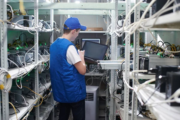  çiftlik laboratuvar kontrol cryptocurrency çıkarım için kontrol üniformalı erkeklere,