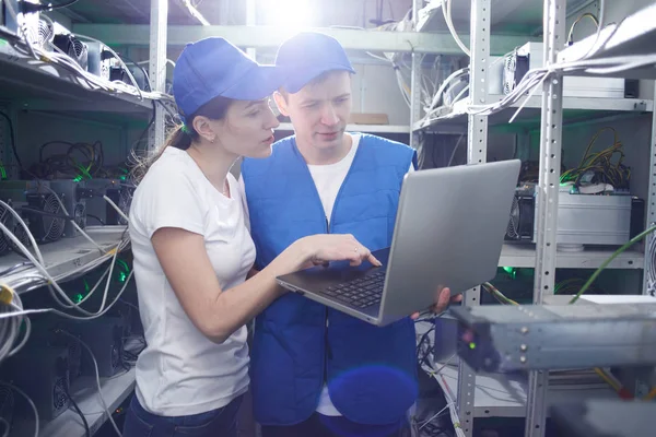 birlikte bitcoin araştırma Çiftliği'nde çalışan dizüstü bilgisayar ile işçi ve bilgisayar mühendisi