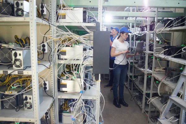 Adam ve birlikte kripto birimlerinin çıkarılması için çiftliğinde çalışan kadın kavramı bitcoin incelemesi