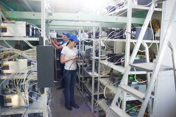 kadın bilgisayar mühendisi çalışma üstünde laptop meslektaşım çiftlik çıkarım kripto para birimleri, bitcoin incelemesi kavramı için kontrol ederken