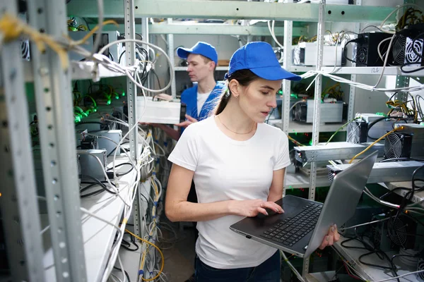 kadın bilgisayar mühendisi çalışma üstünde laptop meslektaşım çiftlik çıkarım kripto para birimleri, bitcoin incelemesi kavramı için kontrol ederken