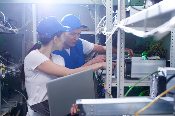 Adam ve birlikte kripto birimlerinin çıkarılması için çiftliğinde çalışan kadın kavramı bitcoin incelemesi