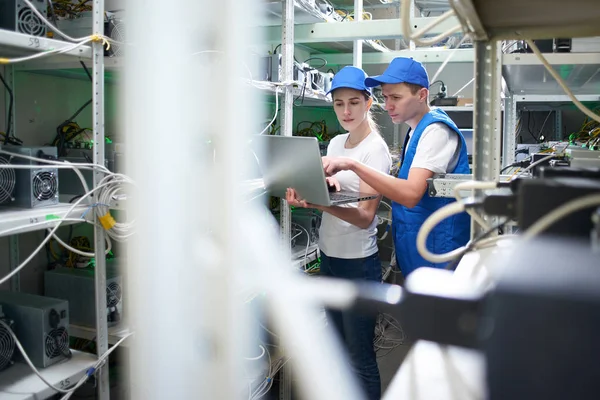 Adam kadın stajyer çıkarım kripto para birimleri, bitcoin incelemesi kavramı için çiftliğinde öğretim