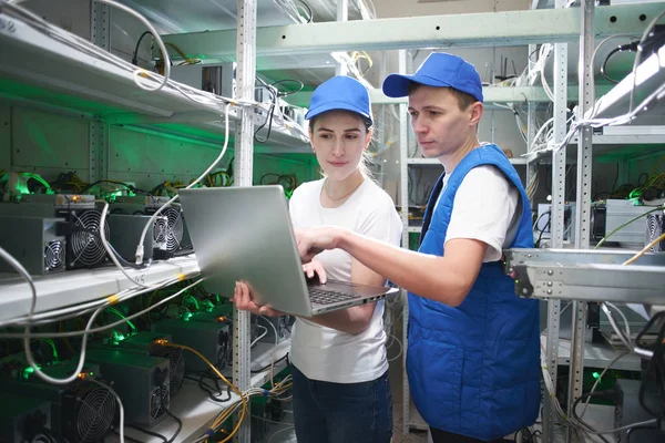 Adam kadın stajyer çıkarım kripto para birimleri, bitcoin incelemesi kavramı için çiftliğinde öğretim