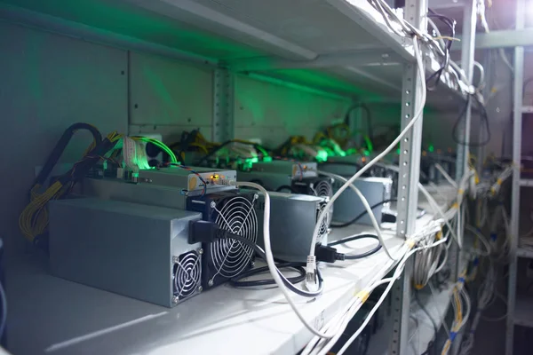 bitcoin cryptocurrency araştırma grubu için ekipman ile depolama