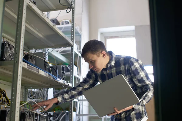 yoğun çalışan dizüstü incelemesi cryptocurrency çiftlik ayarlanırken holding 