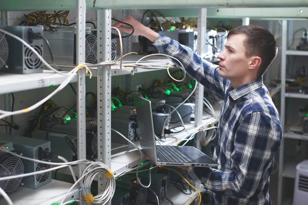 Bitcoin araştırma çiftliğinde genç bilgisayar mühendisi