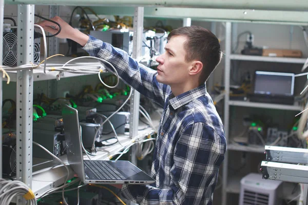 Bitcoin araştırma çiftliğinde genç bilgisayar mühendisi