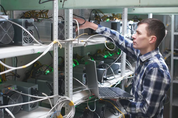 Jonge Computer Ingenieur Bij Bitcoin Mining Boerderij — Stockfoto