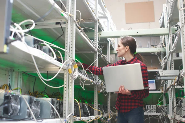 kadın cryptocurrency incelemesi çiftlikte çalışan dizüstü bilgisayar ile 