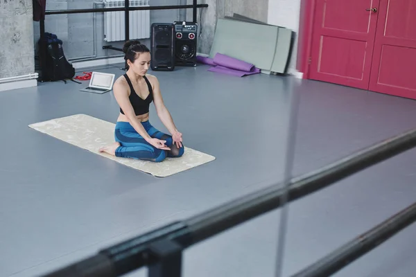 Femme Pratiquant Pose Yoga Héros Dans Salle Gym Pose Virasana — Photo