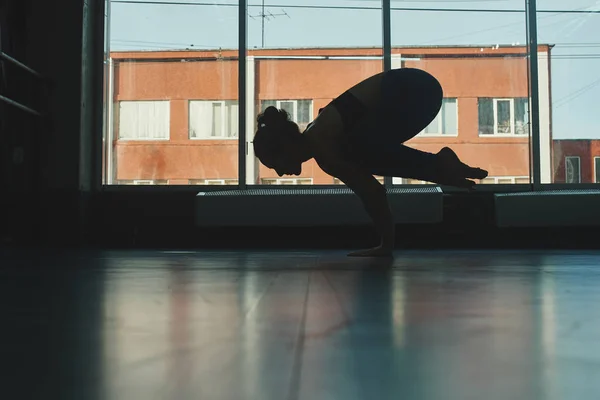 Silueta Ženy Cvičí Jeřáb Jóga Pozice Tělocvičně Bakasana Pozice — Stock fotografie