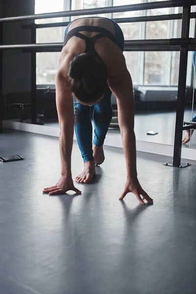 在健身房舒展的黑发妇女 瑜伽概念 — 图库照片