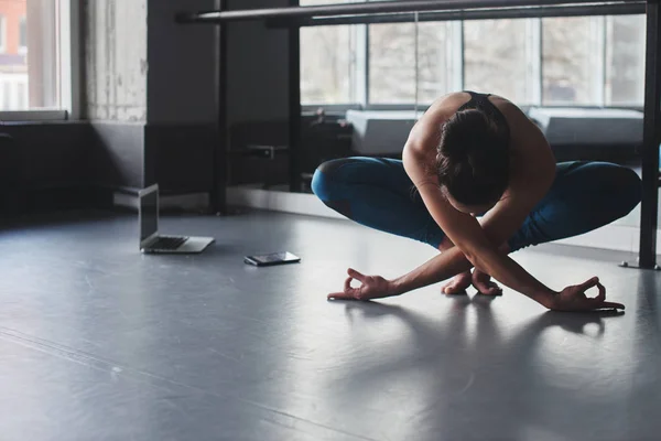 女人练习瑜伽体式在健身房 — 图库照片