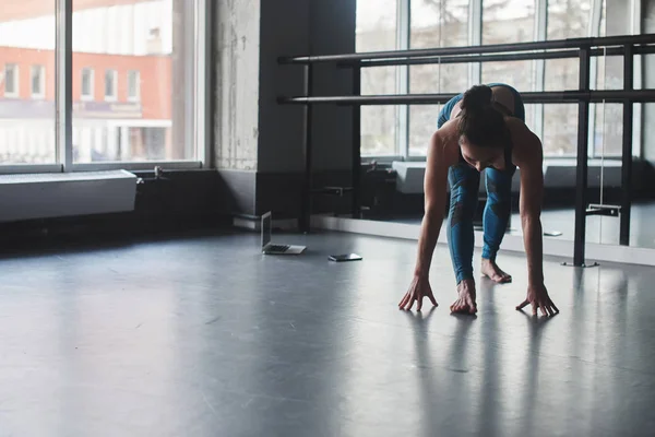 Женщина Практикует Позу Йоги Треугольника Тренажерном Зале Utthita Trikonasana Позы — стоковое фото