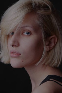 kameraya bakarak koyu arka plan üzerinde siyah singlet çok güzel sarışın kadın 