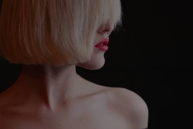 koyu arka plan üzerinde kırmızı dudaklar çekici sarışın kadınla 