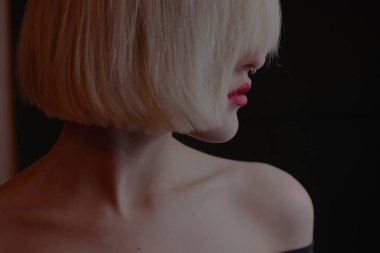 koyu arka plan üzerinde kırmızı dudaklar çekici sarışın kadınla 